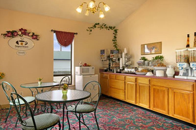 Super 8 by Wyndham Clarksville AR Restaurant billede