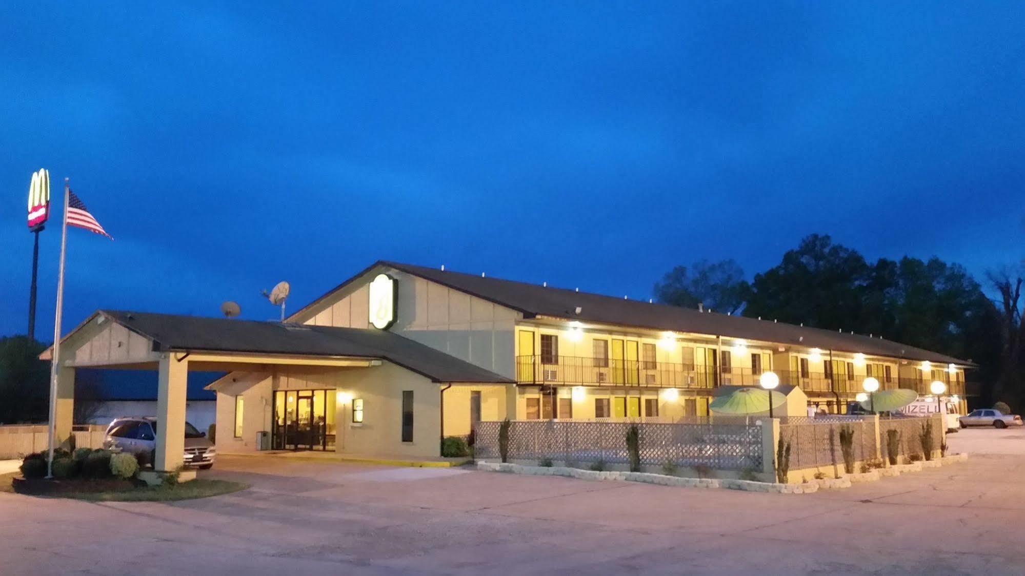 Super 8 by Wyndham Clarksville AR Eksteriør billede